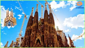 Read more about the article Barcelona Free Tour: Gaudi Highlights and La Sagrada Familia